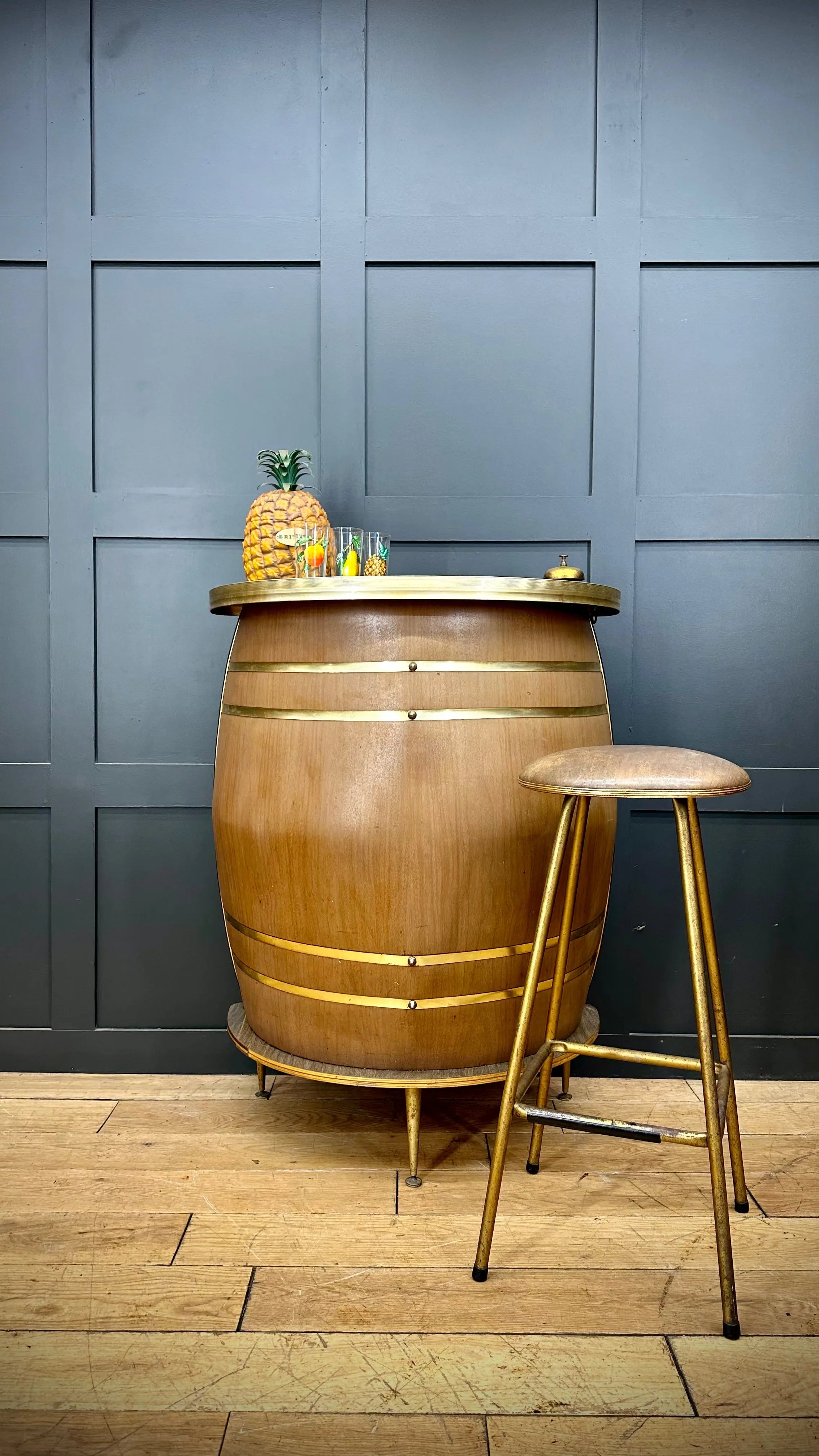 Retro Home Bar / Man cave Barget Bar And Stool / Half Barrel Bar / Retro Pub