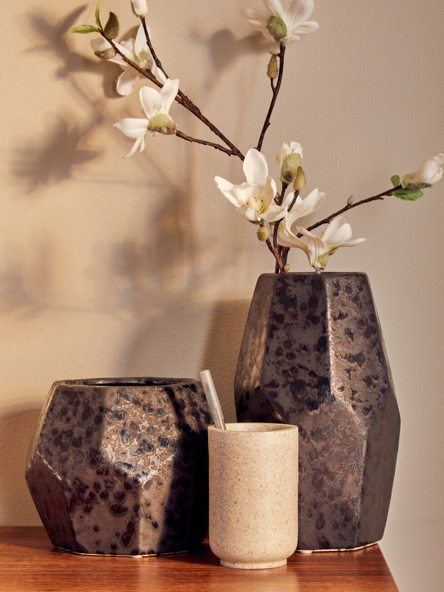Orsina Salvo Small Ceramic Vase – Handcrafted Black Metallic Decor