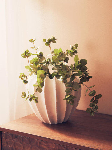 Orsina Broc White Textured Vase – Modern Ridged Polyresin Decor