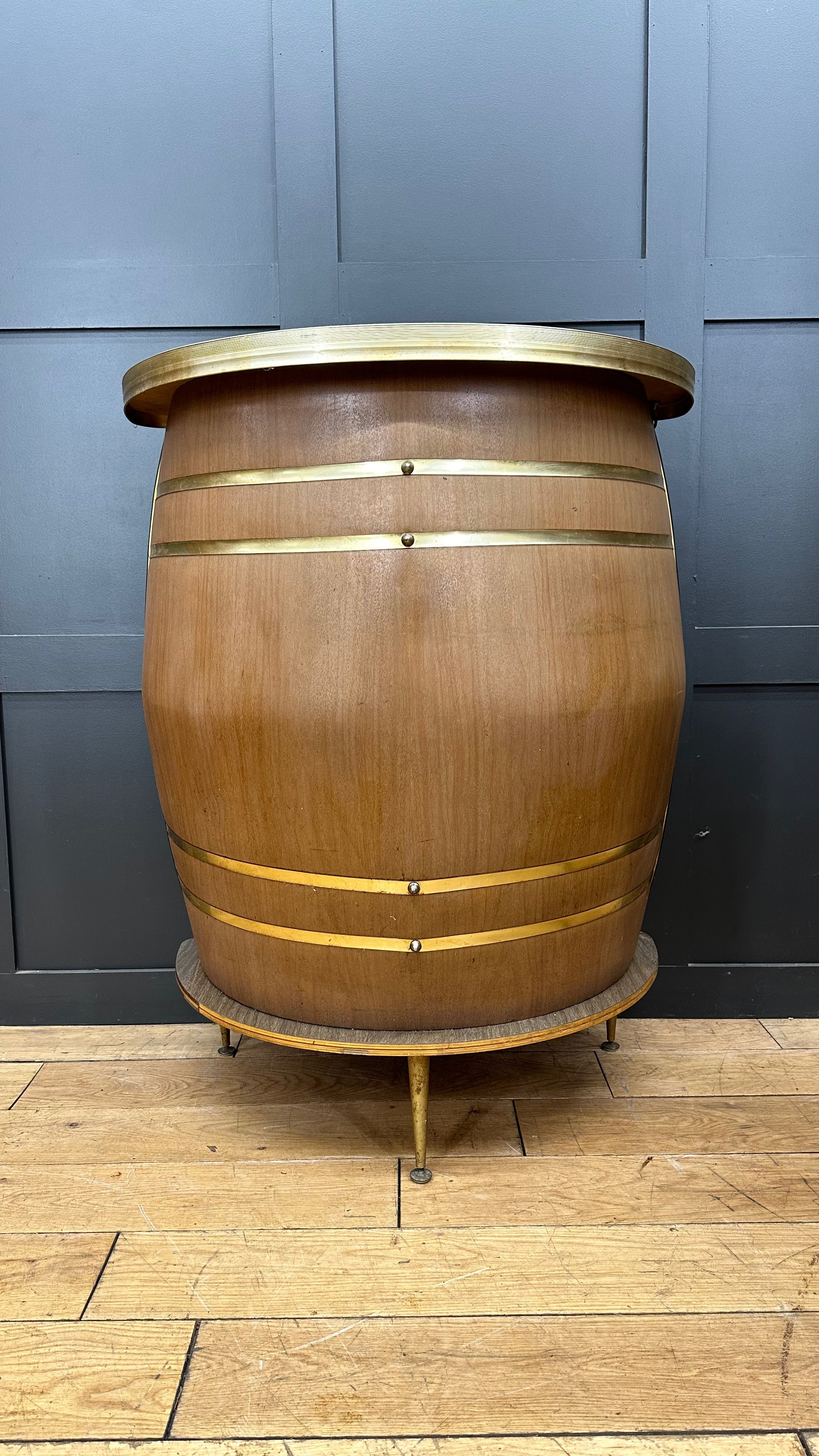 Retro Home Bar / Man cave Barget Bar And Stool / Half Barrel Bar / Retro Pub