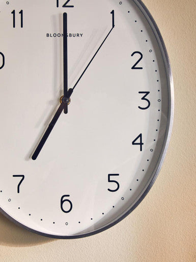 Orsina Elko Oval Wall Clock – Modern Silver Metallic Minimalist Decor