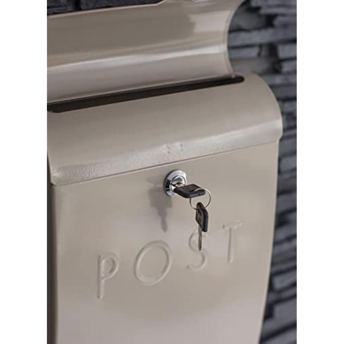 Garden Trading Wall Mounted Post Box – Lockable Steel Letterbox