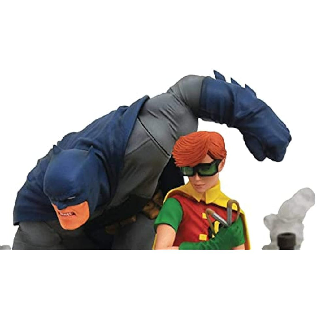 Batman Dark Knight PVC Diorama - Diamond Select Toys 9-Inch Figure