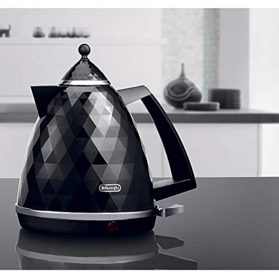 De'Longhi Brillante Electric Kettle – 1.7L Fast Boil White & Chrome