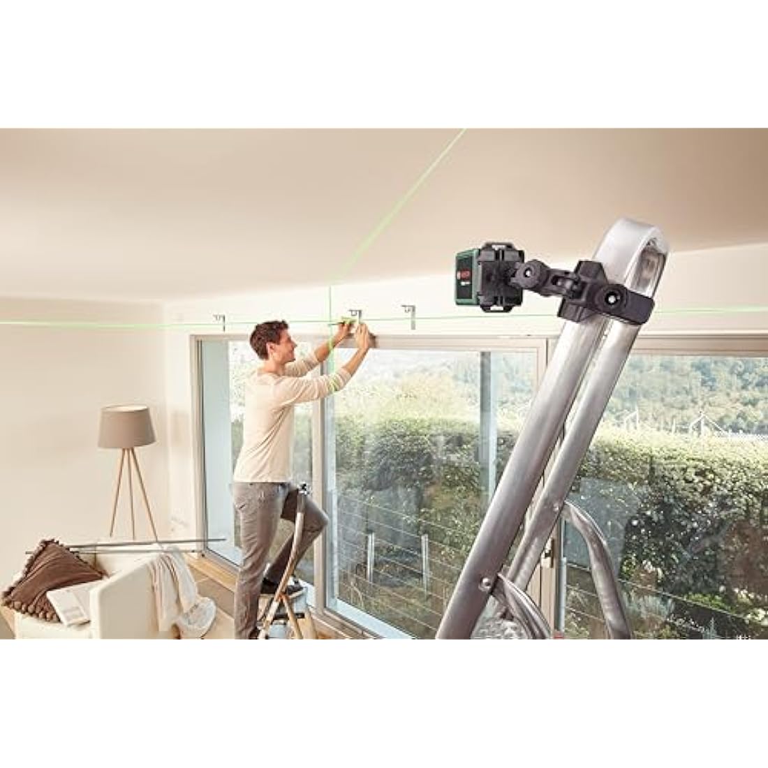 Bosch Quigo Green Cross Line Laser Level – 12m Range with MM 2 Clamp