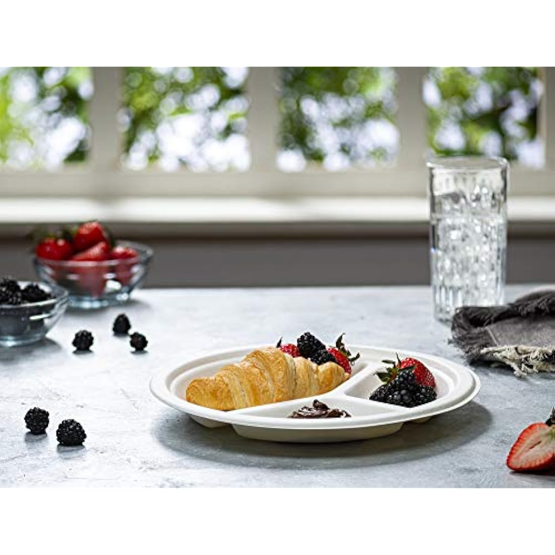 Comfy Package 10-Inch 3-Compartment Compostable Sugarcane Plates | 125 Pack