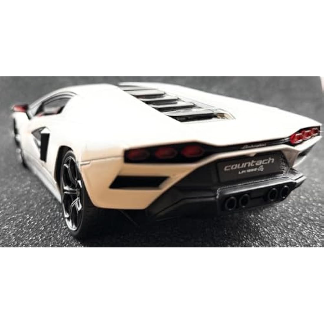 Maisto Lamborghini Countach LPI 800-4 – 1:18 Die-Cast Model Car, White