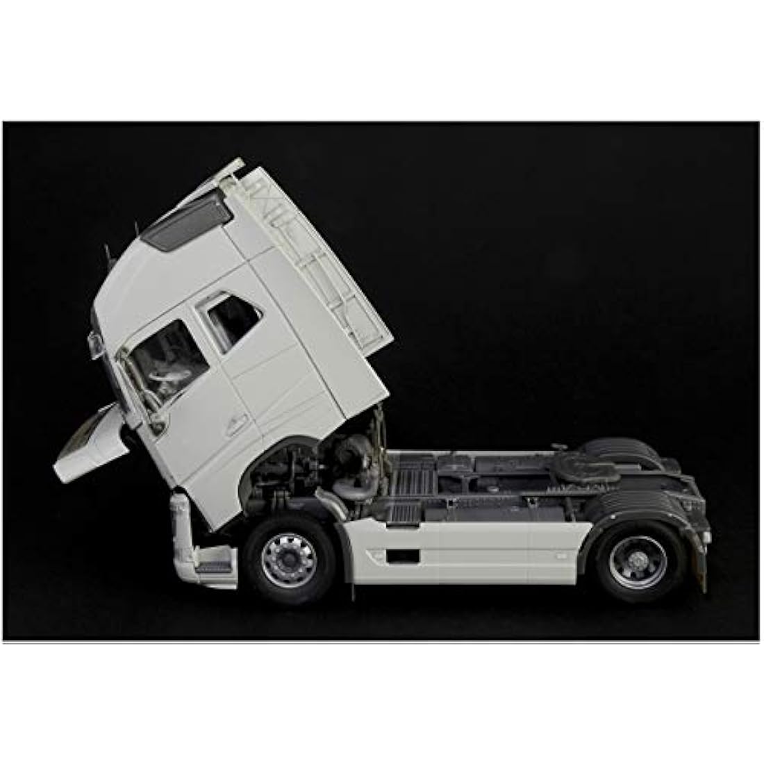 Italeri 1:24 Volvo FH16 Globetrotter XL Truck Scale Model Kit