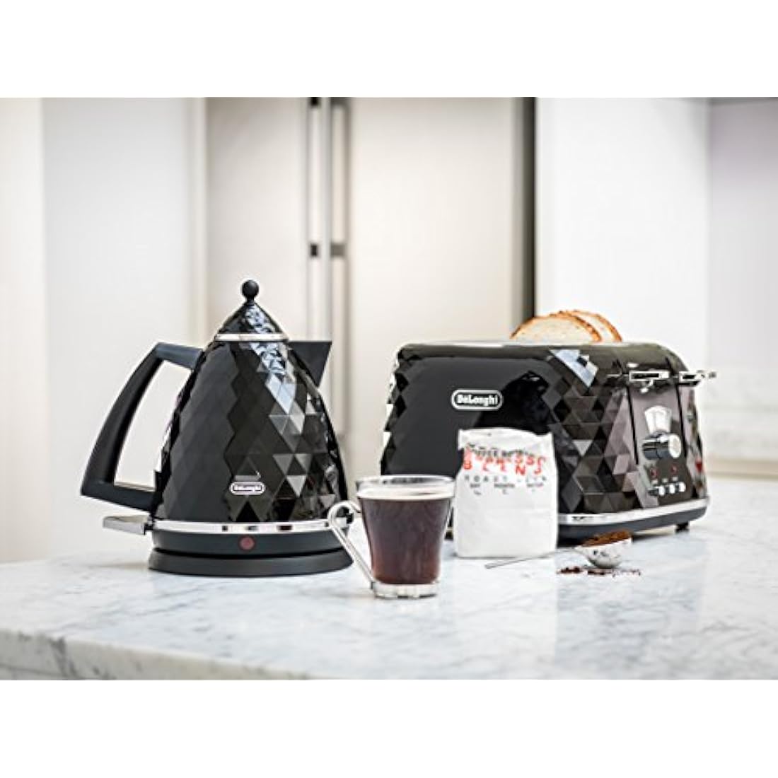 De'Longhi Brilliante Electric Kettle – 1.7L Fast Boil, Black KBJ3001BK