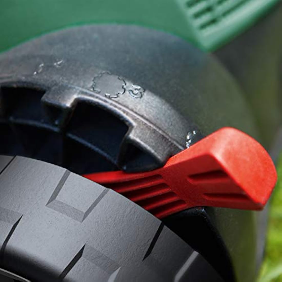 Bosch UniversalRake 900 Electric Lawn Raker – 32cm Width, 50L Box
