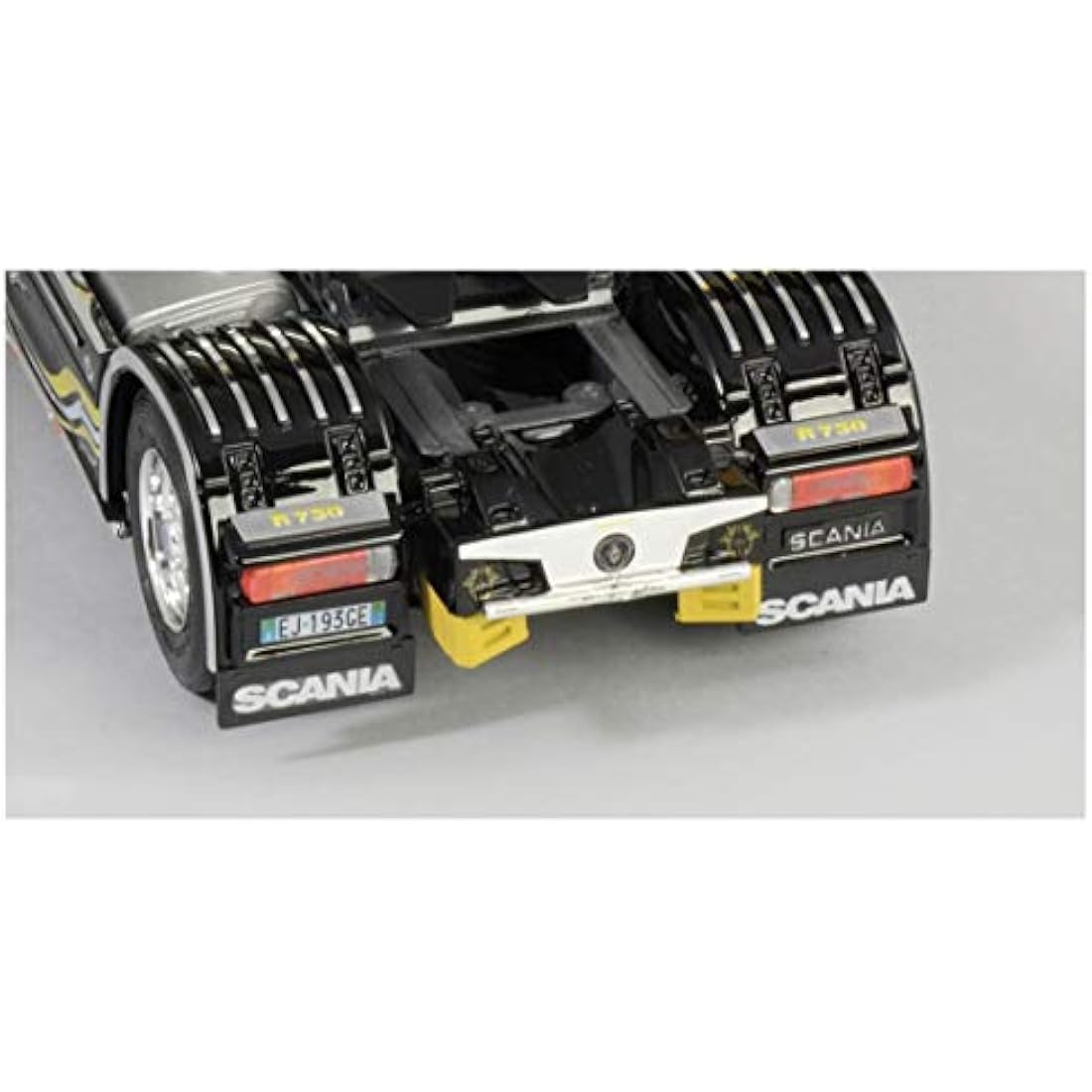 Italeri 1:24 Scale Plastic Model Kit – Detailed Assembly Hobby Set