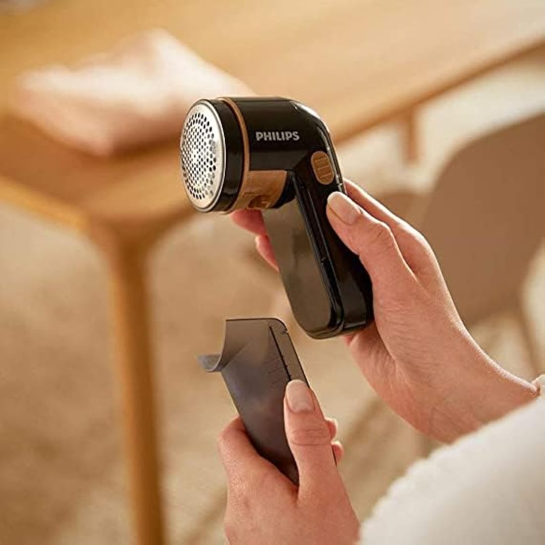 Philips Fabric Shaver – Quick Lint and Pill Remover for Garments