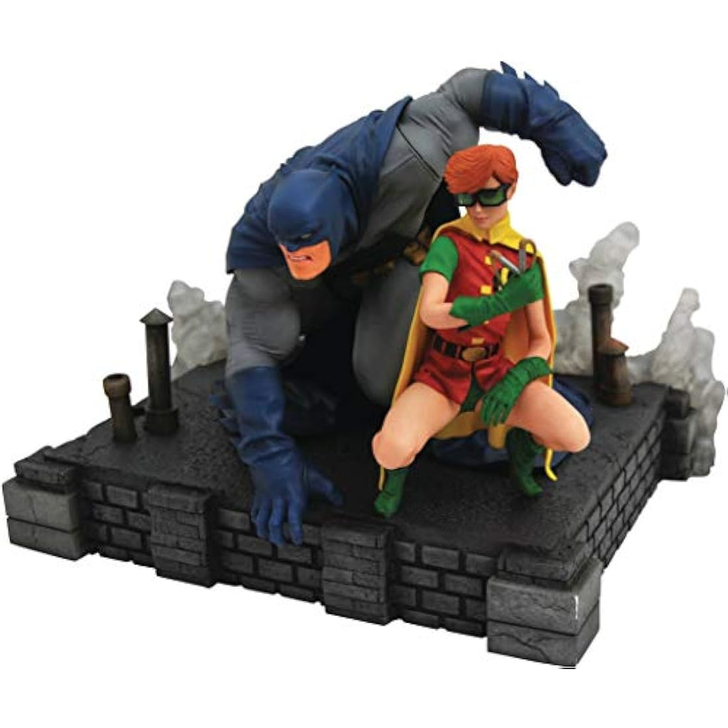 Batman Dark Knight PVC Diorama - Diamond Select Toys 9-Inch Figure