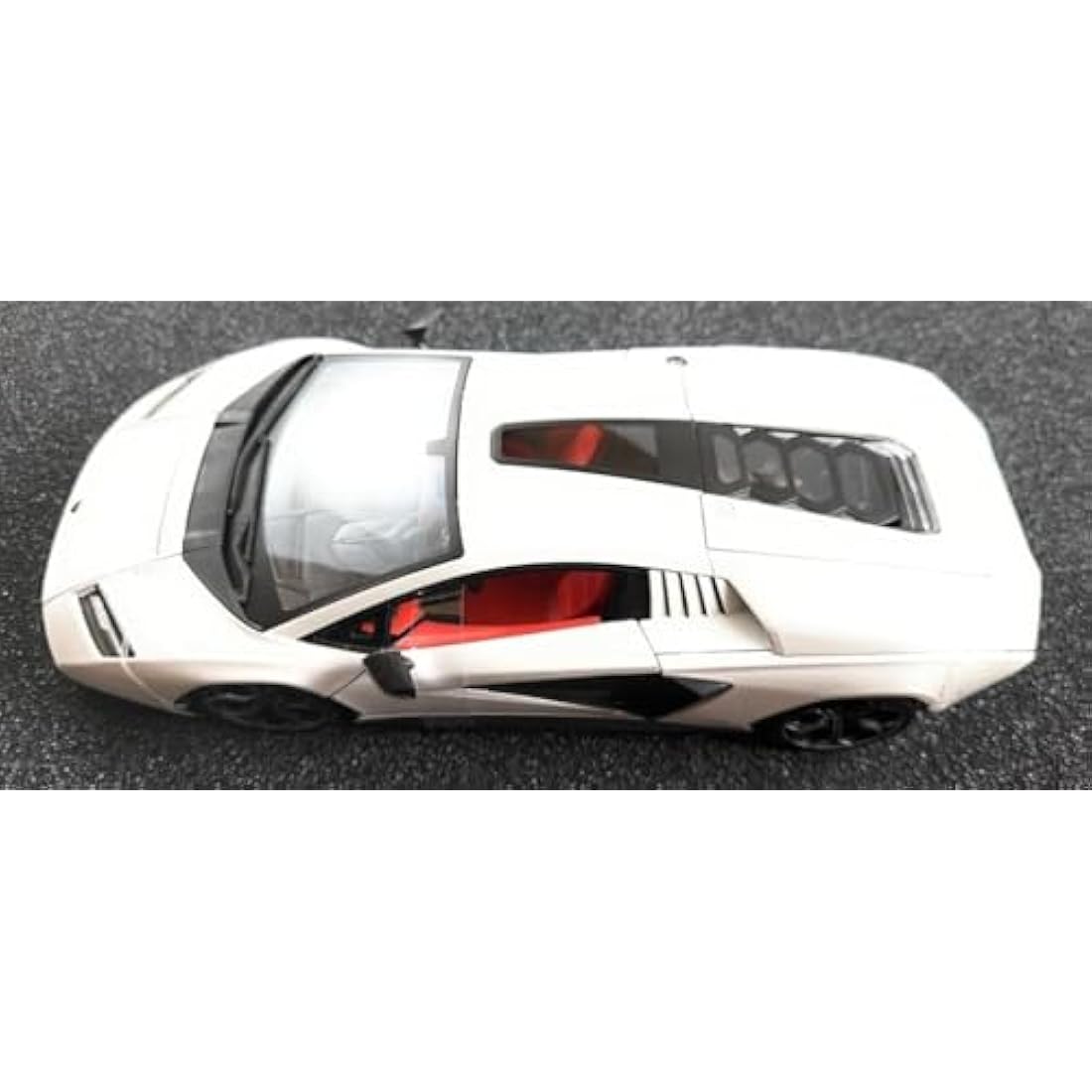 Maisto Lamborghini Countach LPI 800-4 – 1:18 Die-Cast Model Car, White