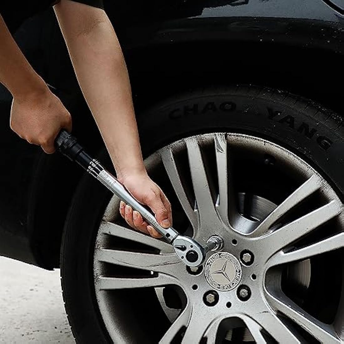 UYECOVE 1/2" Click Torque Wrench, 40-220NM Dual-Direction with Case