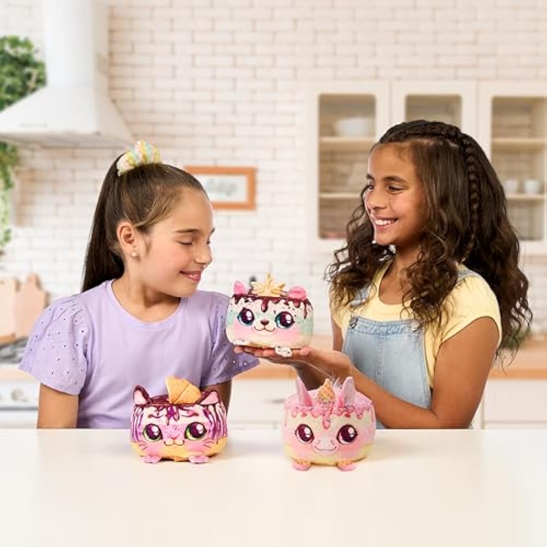 Cookeez Makery Freezy Cakez – Interactive Scented Shivering Plush