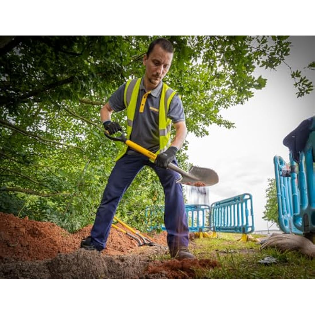 Roughneck Mini Shovel – Round Pointed Digging Tool with Fibreglass Handle