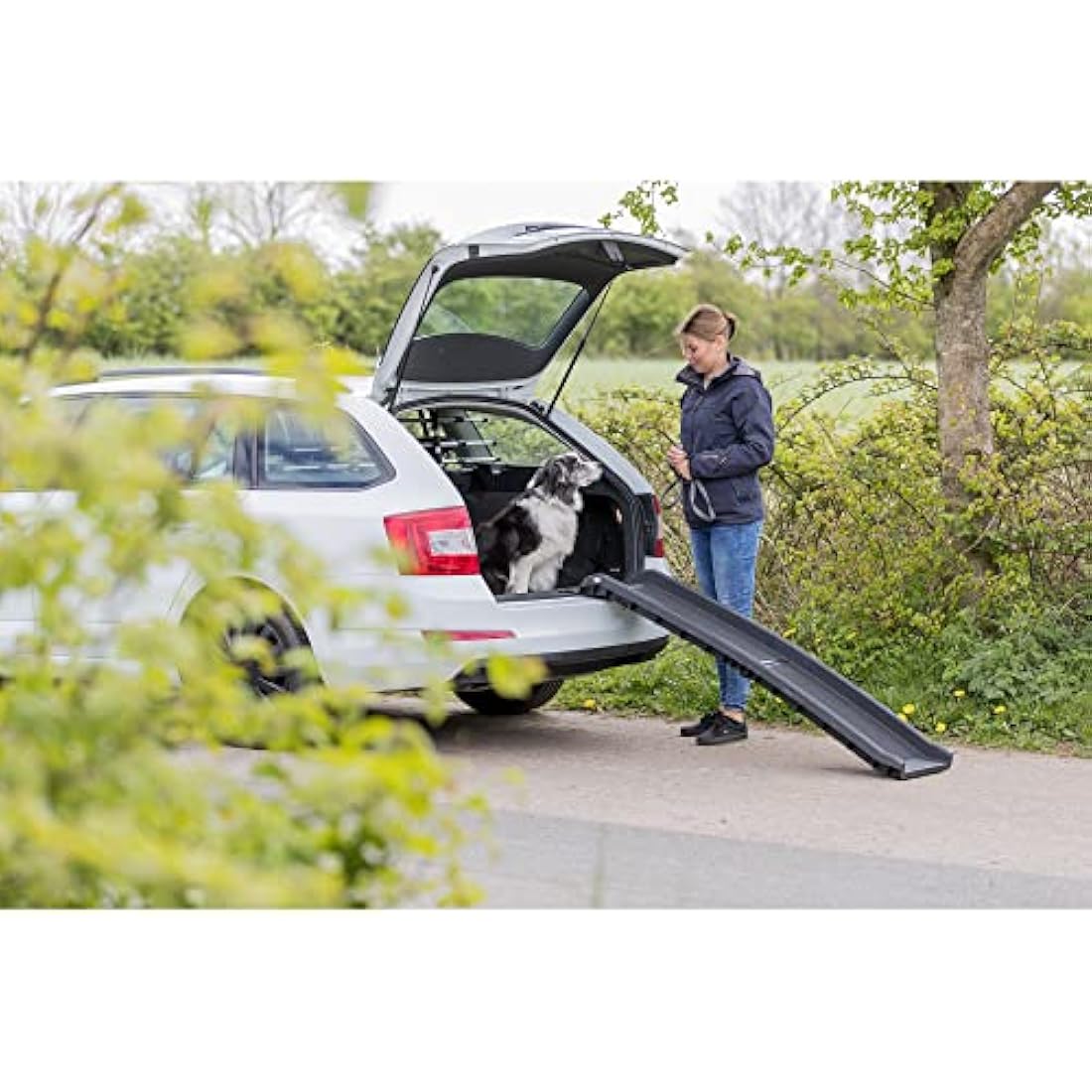 TRIXIE Folding Dog Ramp – Non-Slip Sandpaper Surface – Up to 90kg – Black