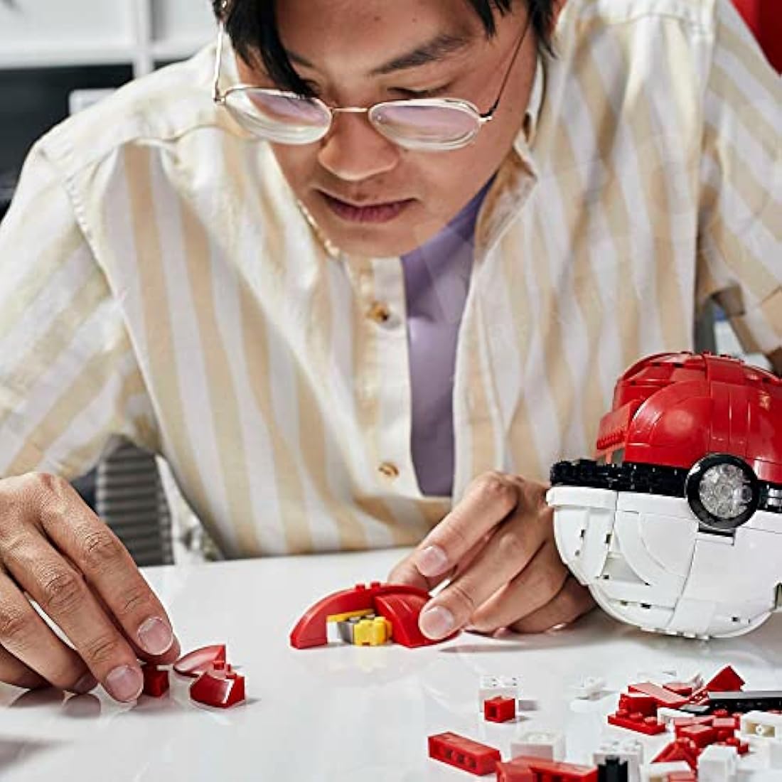 MEGA Pokémon Jumbo Poké Ball Building Set – Light-Up Display (303 Pcs)