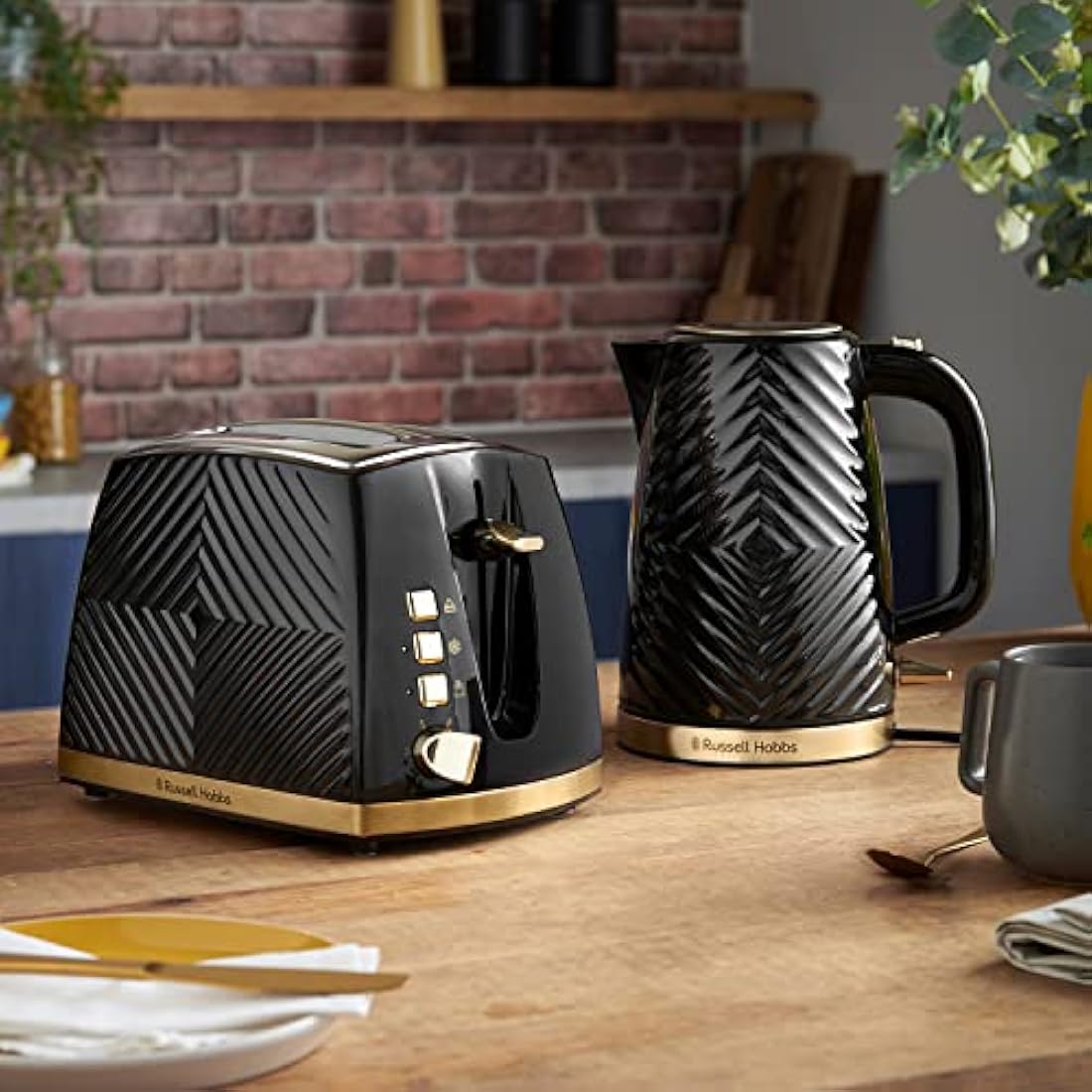 Russell Hobbs Groove Electric Kettle – 1.7L Fast Boil, Black & Gold