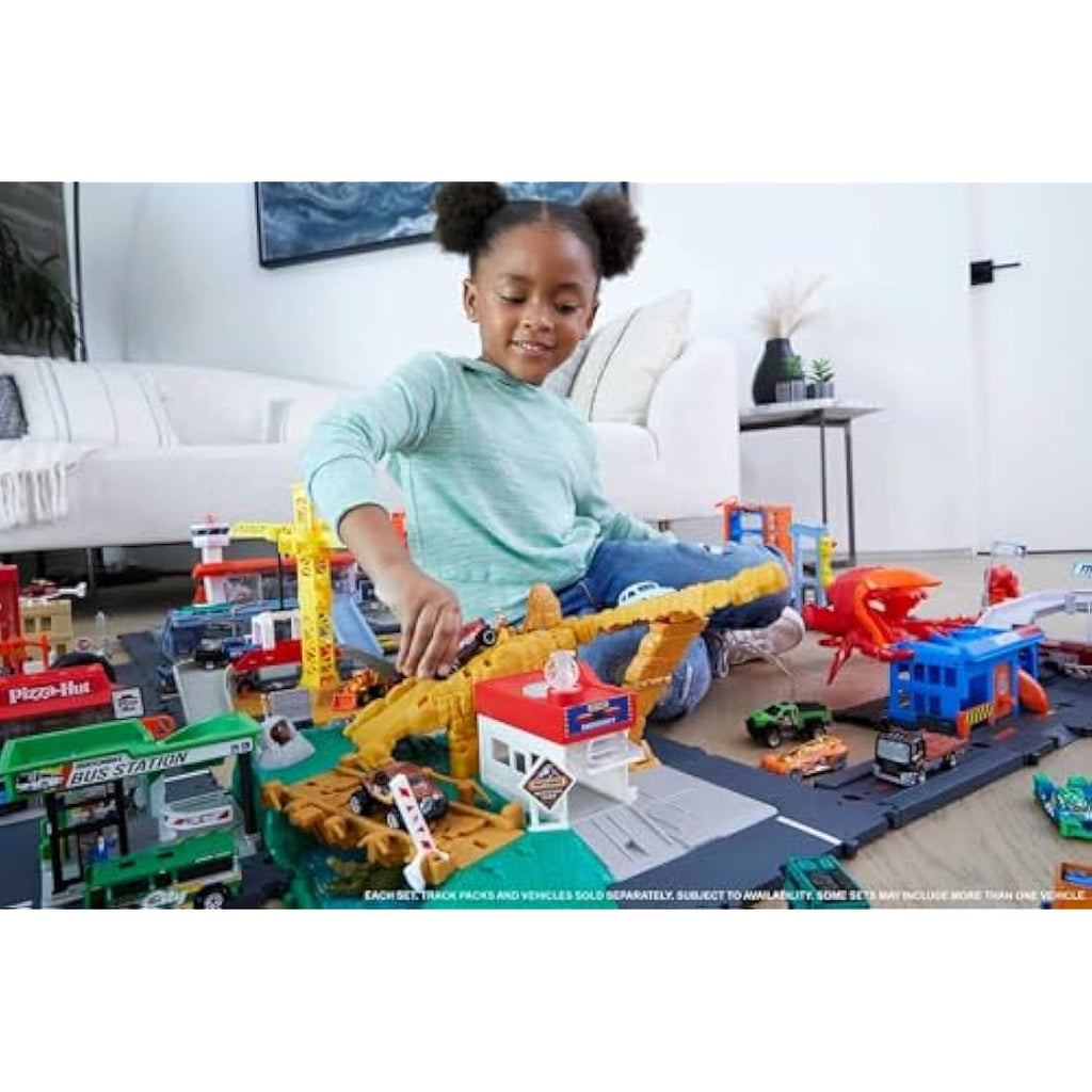 Hot Wheels Downtown Express Car Wash Playset with 1:64 Scale Vehicle