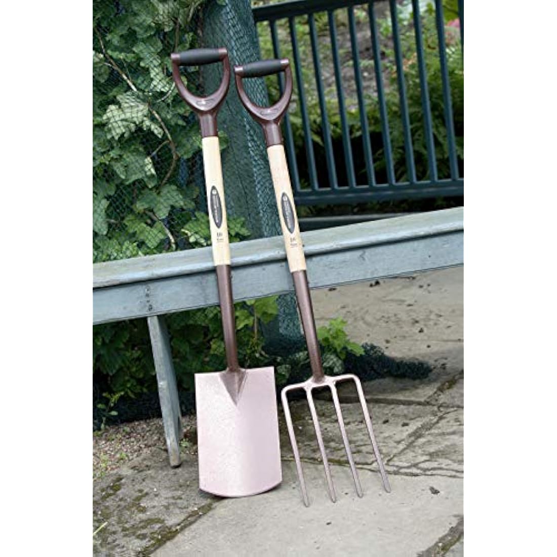 Spear & Jackson Elements Carbon Steel Border Spade – Ergonomic Handle
