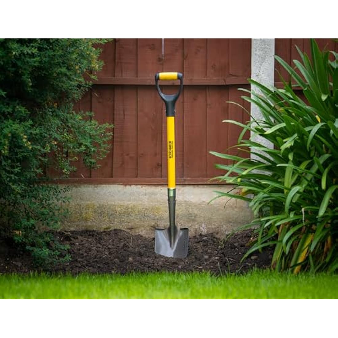 Roughneck Mini Shovel – Round Pointed Digging Tool with Fibreglass Handle