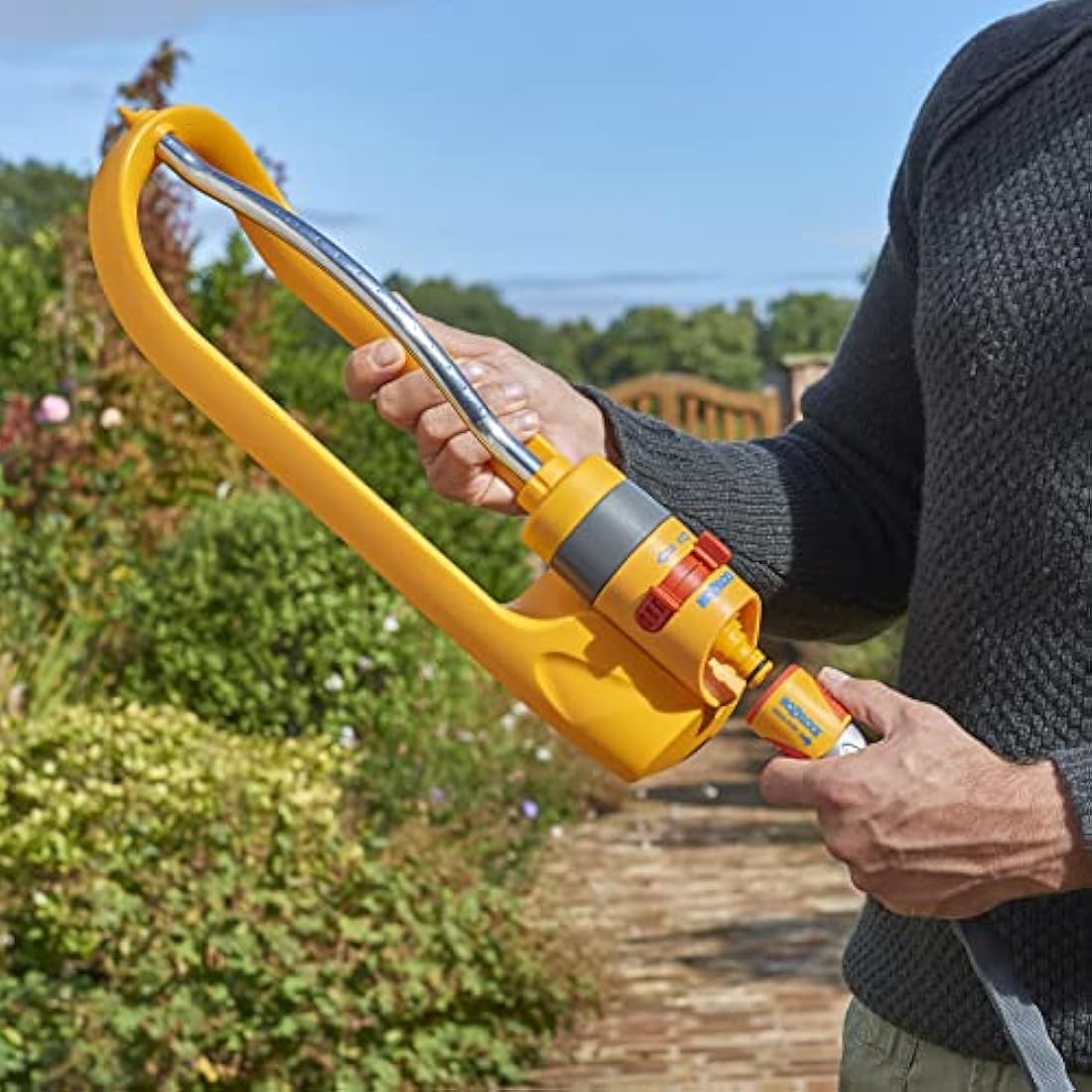 Hozelock Oscillating Sprinkler Plus 200m² – 17 Jets Lawn Sprayer