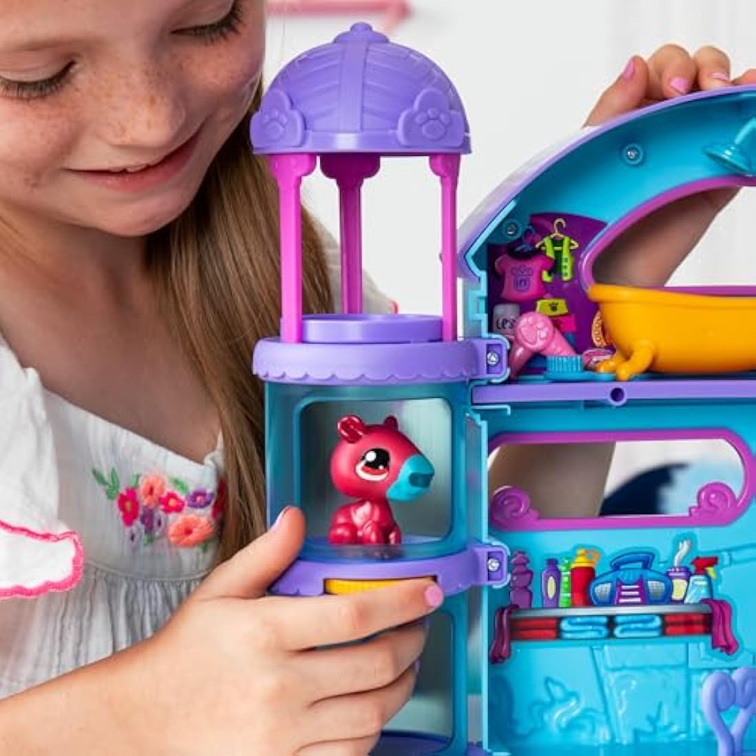 Littlest Pet Shop Series 2 Pet Shop Playset with 2 Mini Figures