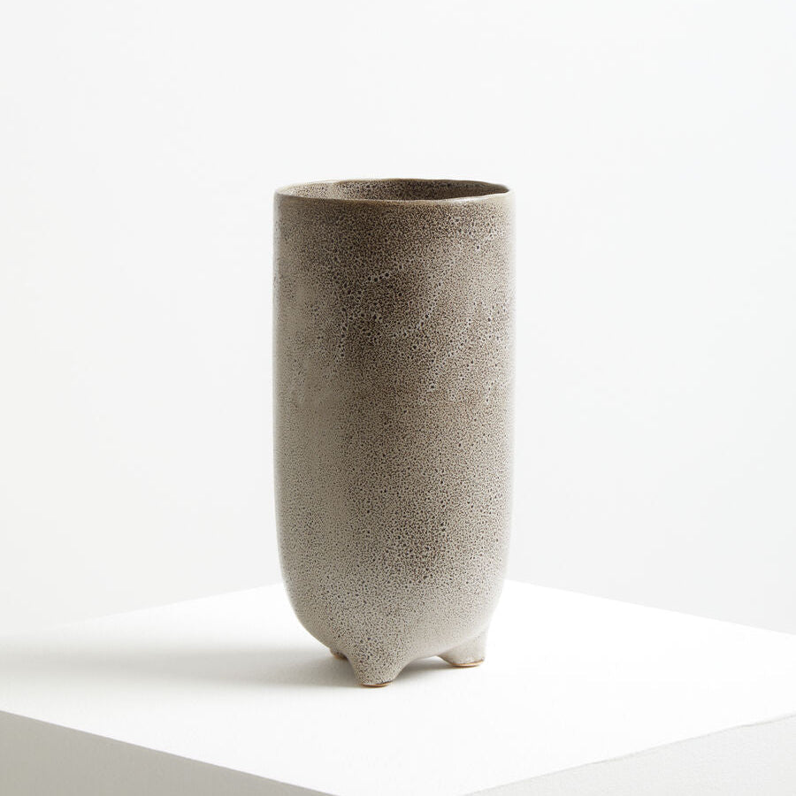 Orsina Calcita Natural Speckled Small Stoneware Vase – 4-Footed