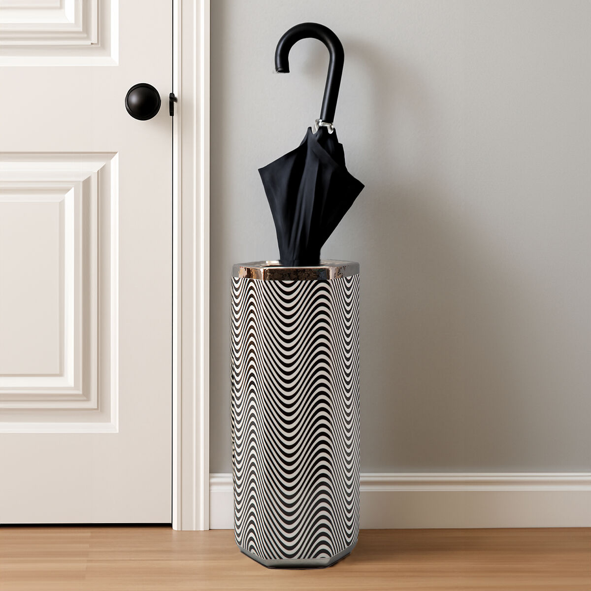 Orsina Celeste Porcelain Umbrella Stand – Black and White Wavy Pattern