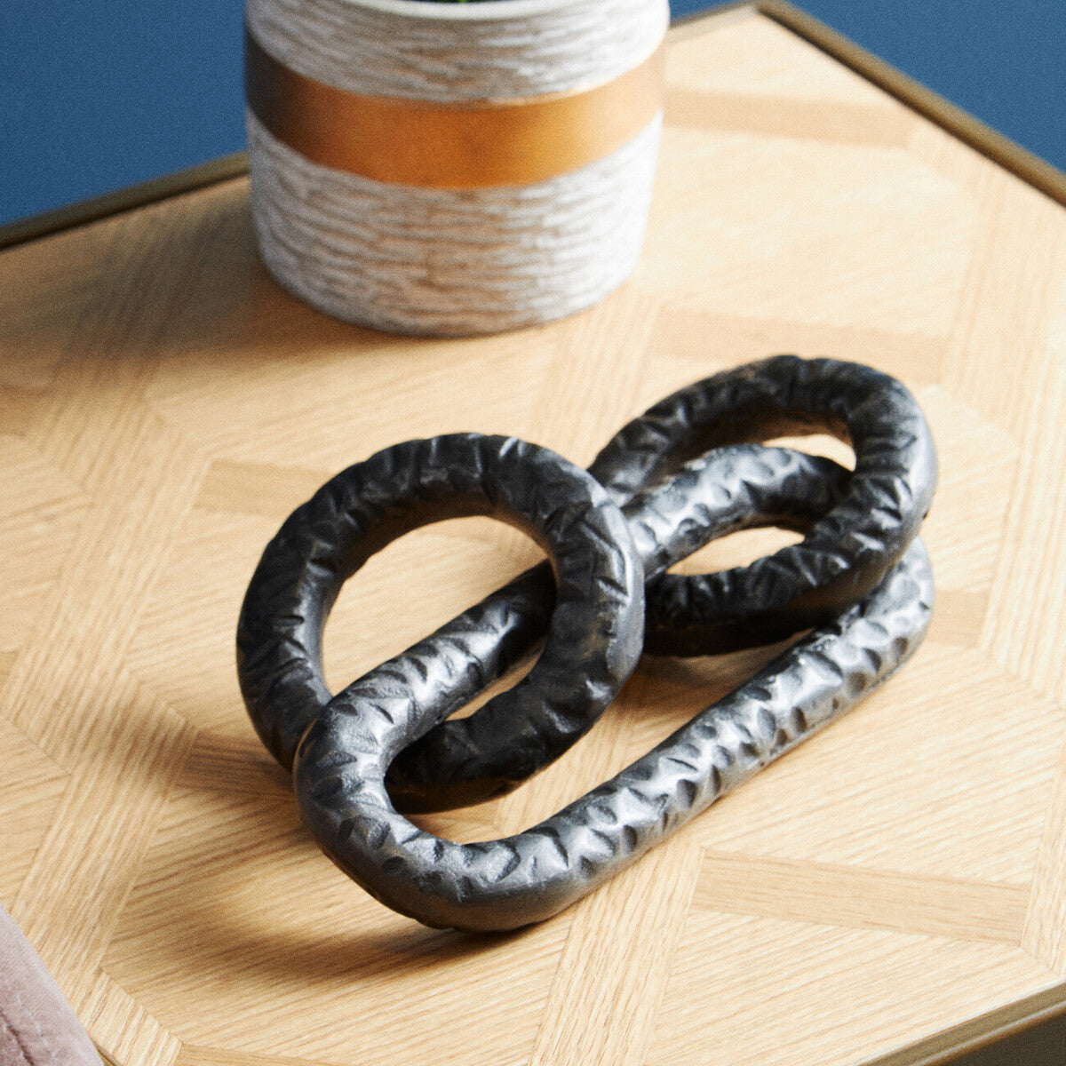 Orsina Prato Grey Chain Sculpture – Modern Aluminium 3-Link Decor