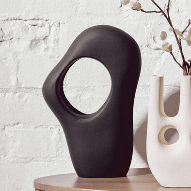 Orsina Hapax Abstract Sculpture – Matte Black Aluminium Modern Decor