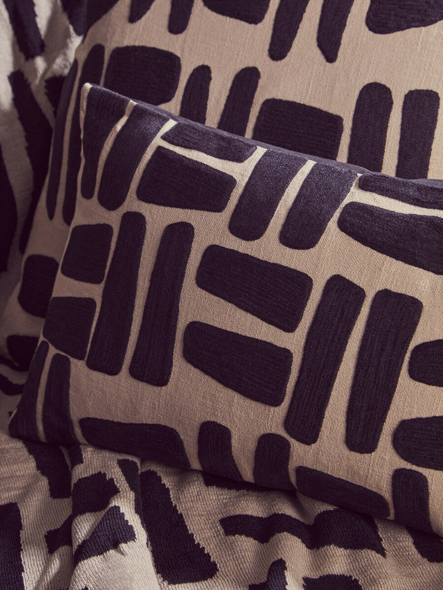 Orsina Bosie Ozella Geometric Knitted Throw – Natural and Black Blanket