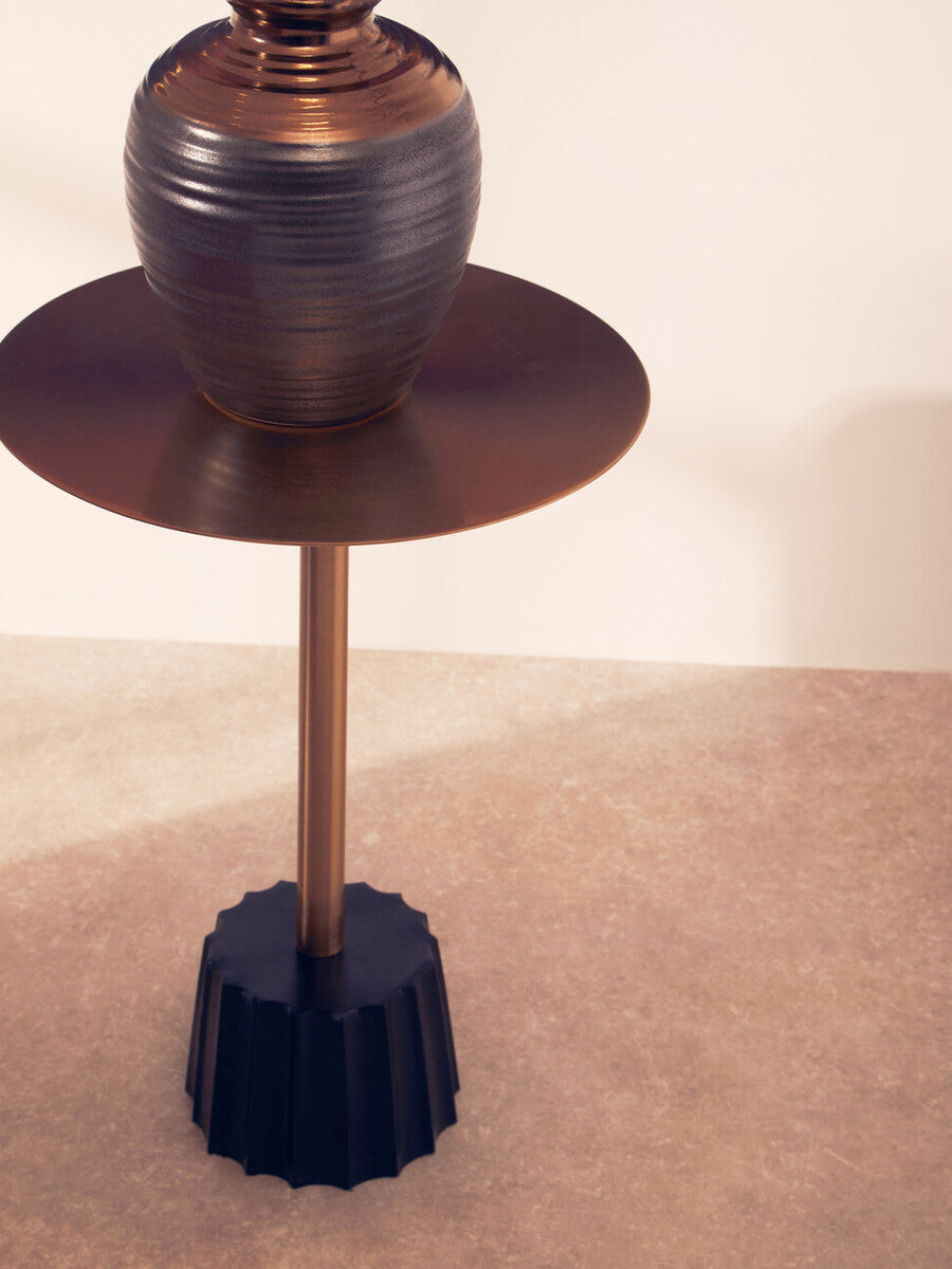 Orsina Corra Gold Side Table – Mid-Century Iron Pedestal with Fluted Base