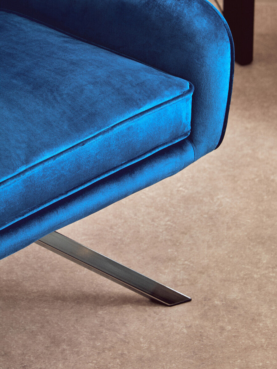 Orsina Avery Midnight Blue Velvet Swivel Chair – Modern Accent Seating