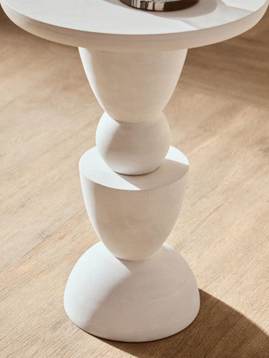 Orsina Walsa Whitewash Mango Wood Side Table – Sculptural Round Top