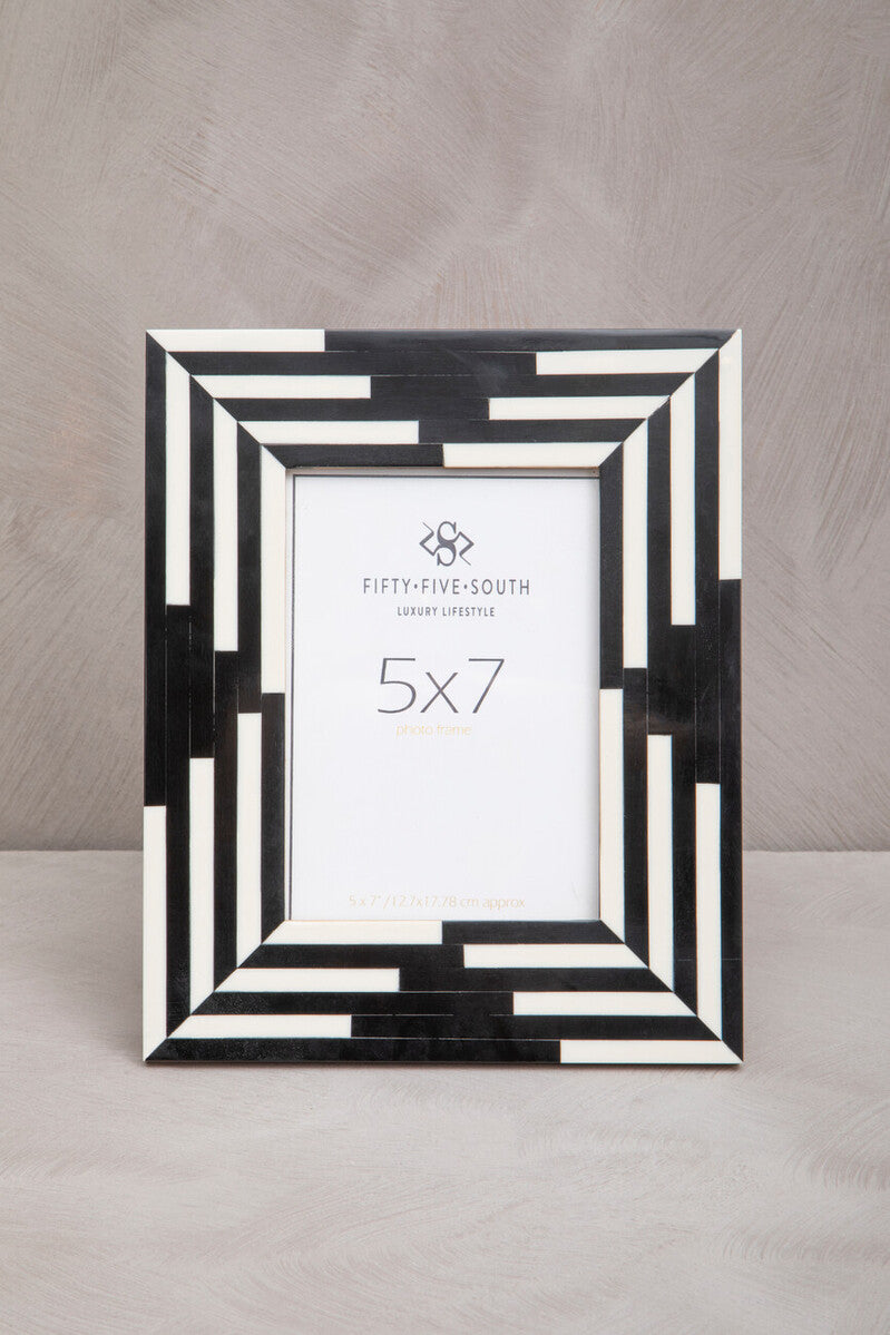 Orsina 5x7 Photo Frame – Black and White Striped Resin Picture Frame