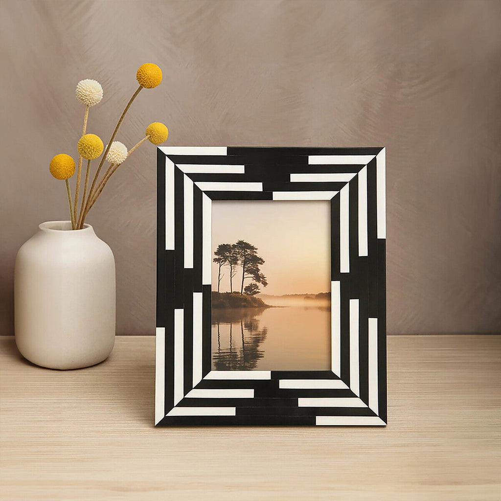 Orsina 5x7 Photo Frame – Black and White Striped Resin Picture Frame