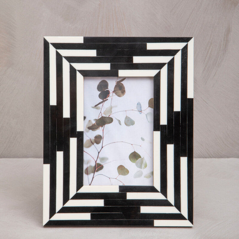 Orsina Donato 4x6 Photo Frame – Black and White Striped Resin