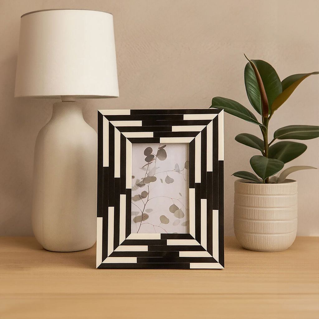 Orsina Donato 4x6 Photo Frame – Black and White Striped Resin