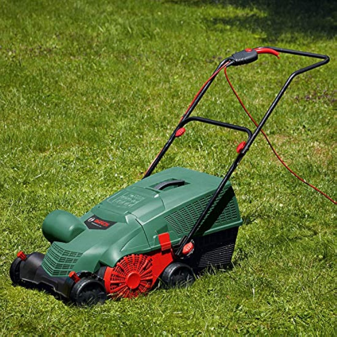 Bosch UniversalRake 900 Electric Lawn Raker – 32cm Width, 50L Box