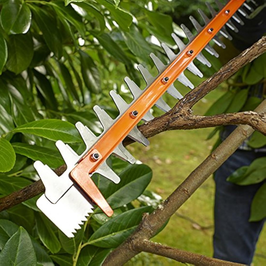 BLACK+DECKER 600W Electric Hedge Trimmer – 60cm Dual Action Blades