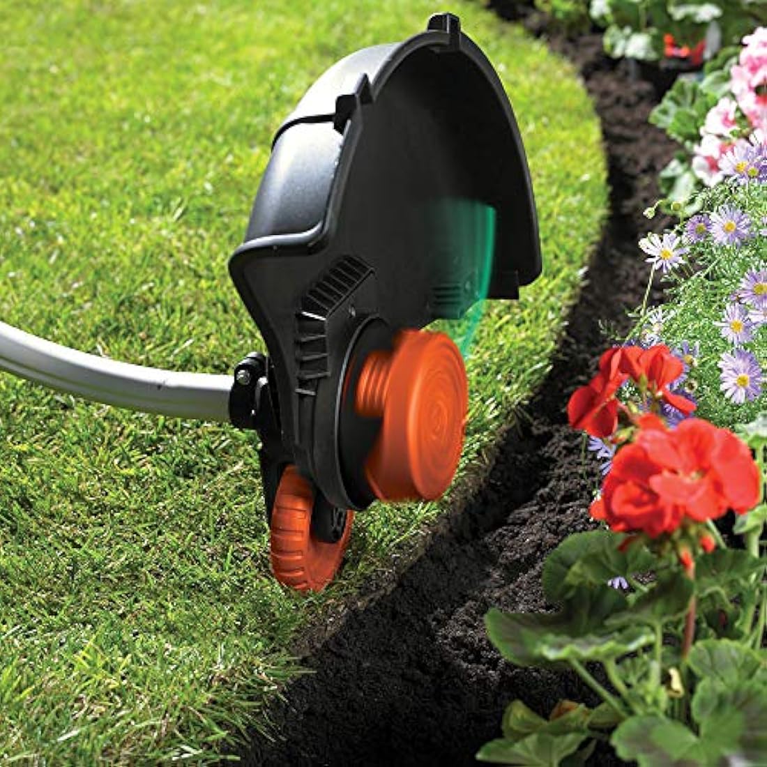 BLACK+DECKER Electric Strimmer – 700W Corded Grass Trimmer, 33cm