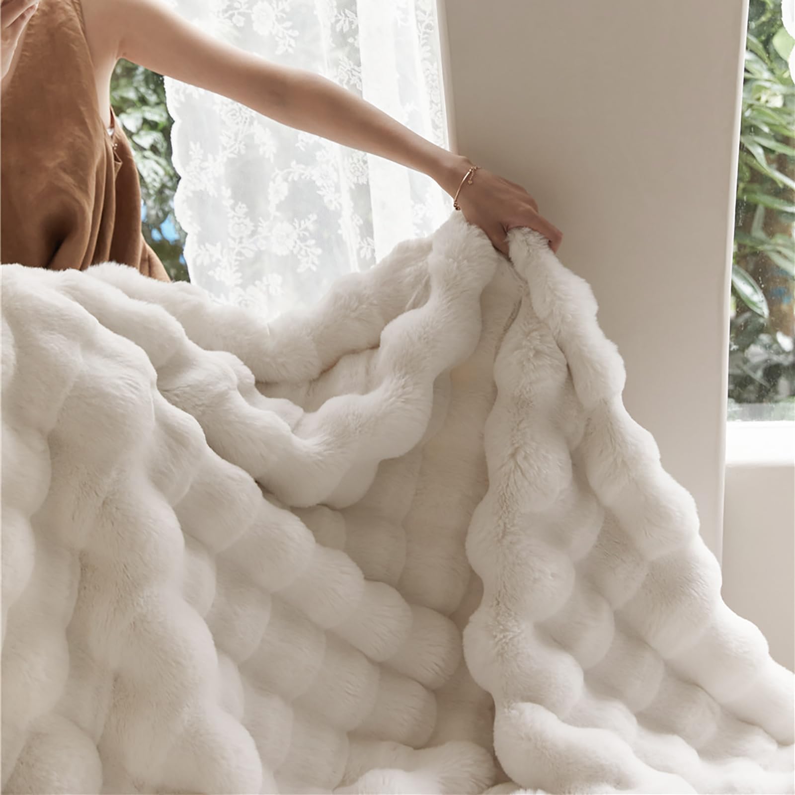 PFIMIGH Faux Rabbit Fur Bubble Throw Blanket - White Soft Velvet - 152x203cm