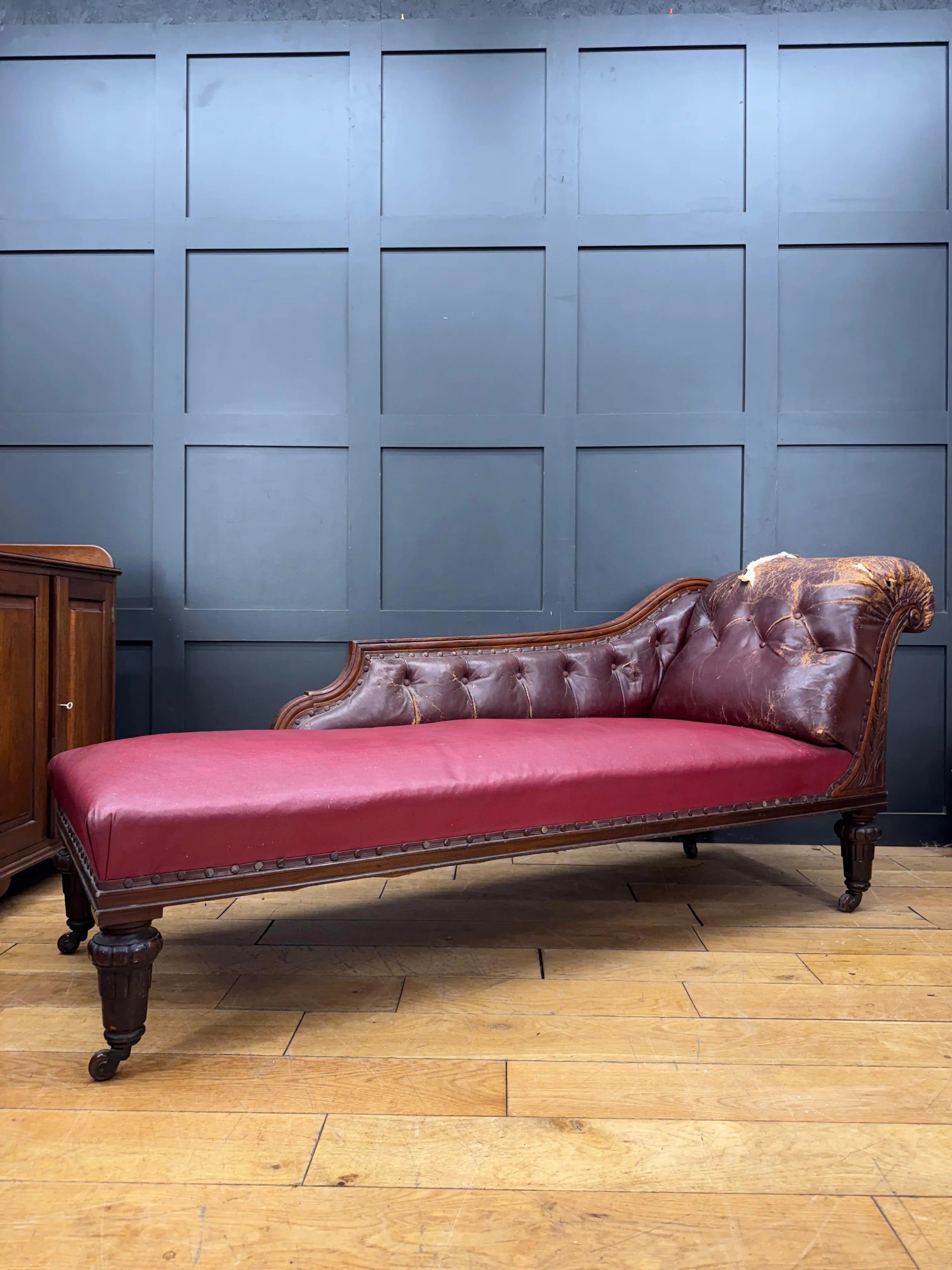Victorian Mahogany Chaise Longue Day Bed Sofa Antique Carved Frame on Castors