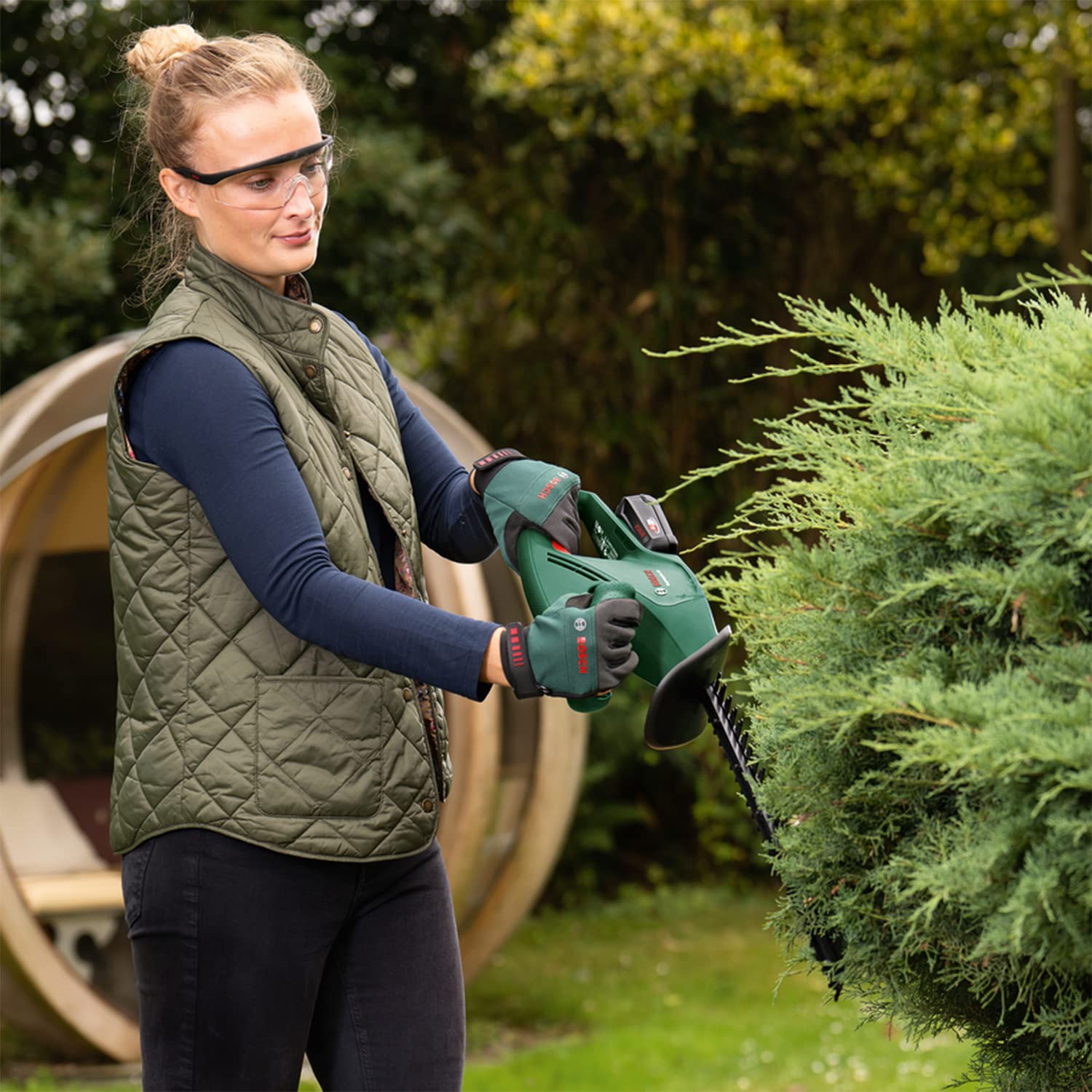 Bosch EasyHedgeCut 18V-44-11 Cordless Hedge Trimmer – 44cm Blade