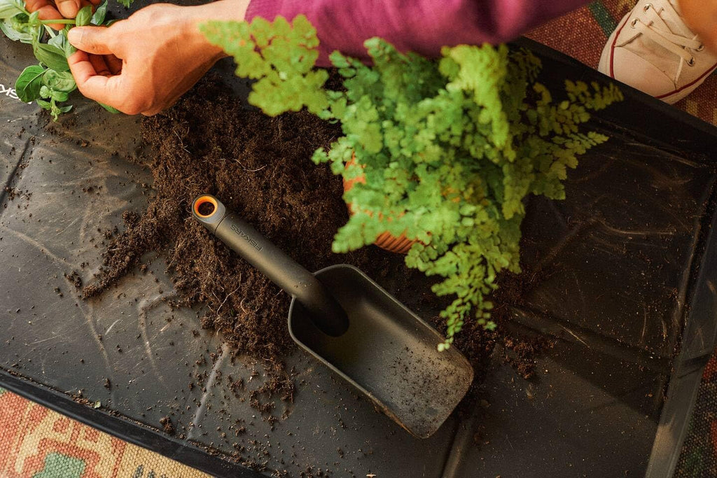 Fiskars Foldable Planting Mat – Water-Repellent Repotting Tray, 82.5x44.5cm