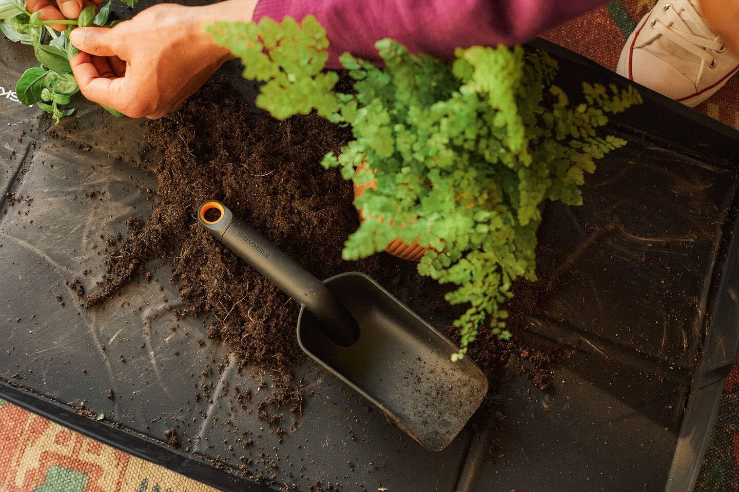 Fiskars Foldable Planting Mat – Water-Repellent Repotting Tray, 82.5x44.5cm