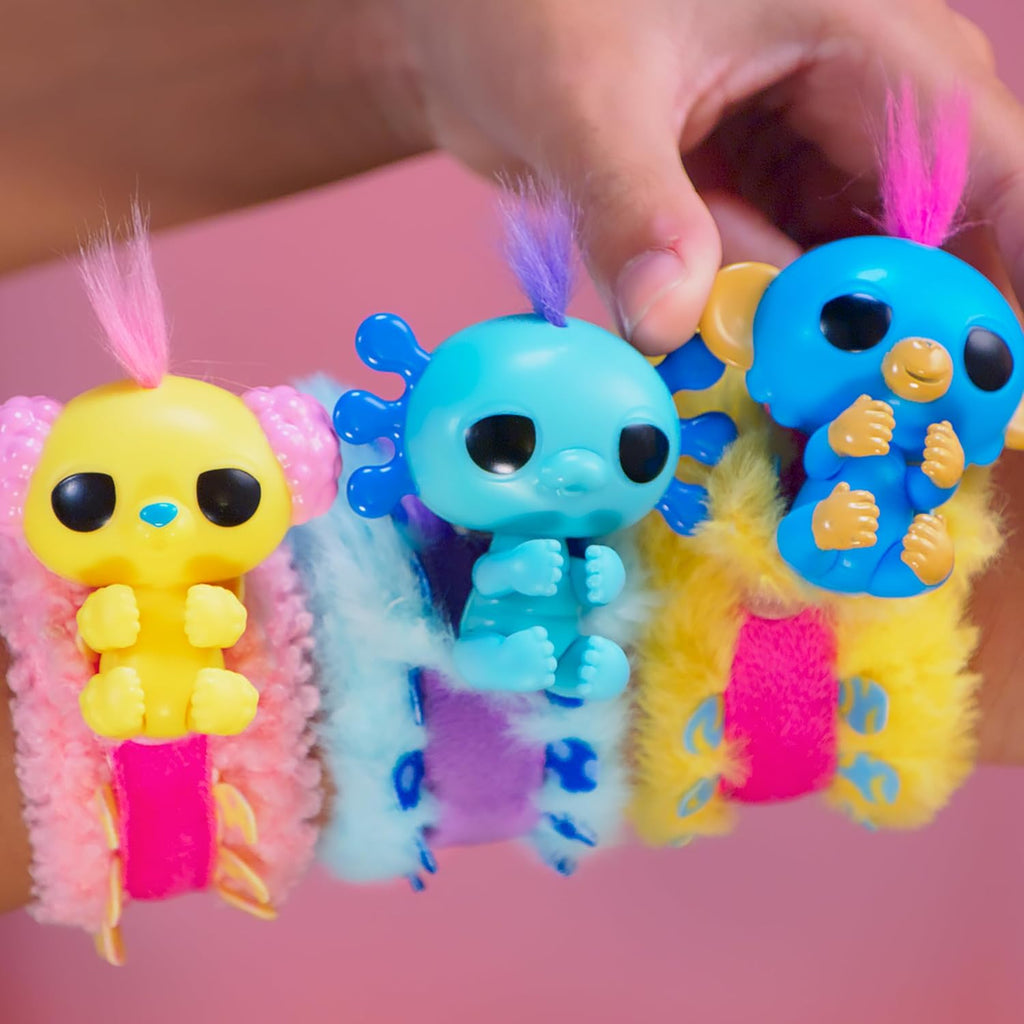 Fingerlings Pinkies by Snaps – Wearable Mini Plush Surprise Pet Toy